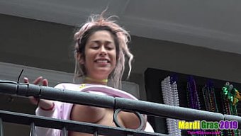 大胸部,屁股和乳头的...
