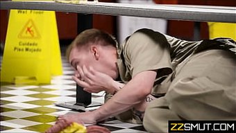 在更衣室里被抓到性交