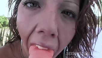 女孩们在这个热门视频...