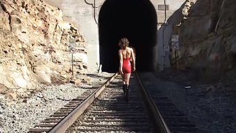 棕发女郎在多次高潮中被群交