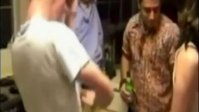 狂野的群交在喧闹的业余聚会上