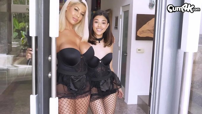万圣节狂欢中的妈妈和阴道