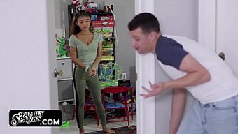 小子的亚洲继妹在这个...