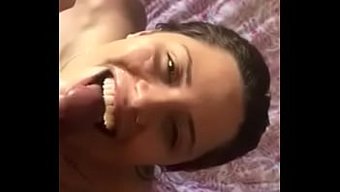金发乳房上的精液面部射精