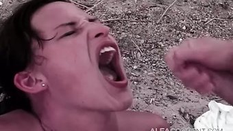热辣的棕发女郎在户外玩乐