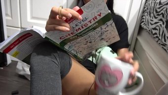 与穿着高筒袜的惊人亚...
