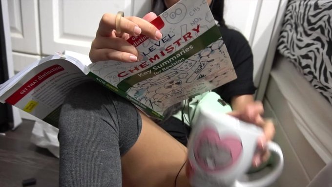 与穿着高筒袜的惊人亚洲女孩体验终极快感