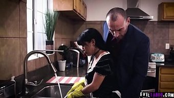胸部丰满的拉丁女佣a...