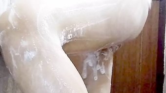 印度熟女身材曲线优美...