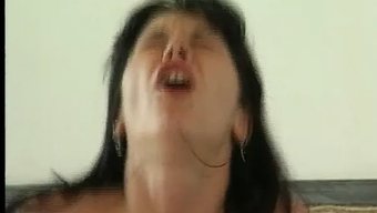 复古的熟女在野外派对...