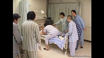 棕色头发的亚洲护士被...