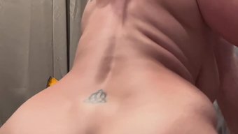 我妻子的大天然乳房在...