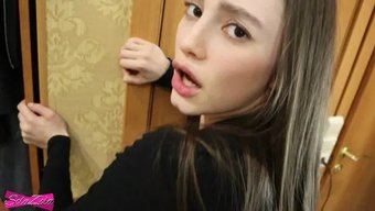 小巧的少女对性的渴望...
