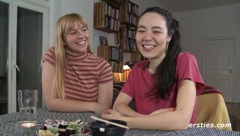 美丽的女人们用她们的...