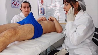两个漂亮的护士惊讶于...