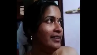 一个可爱的印度女人正...