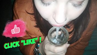 丰满的女孩在阴道里接...