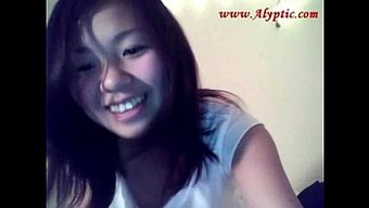 跨种族亚洲少女脱衣并口交