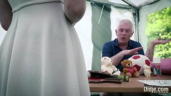 18+少女勾引年长男...