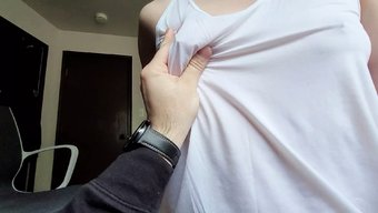 在性感的宝贝天然乳房...