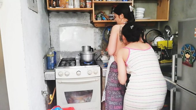 性感的拉丁裔少女的愤怒爆发导致厨房性爱