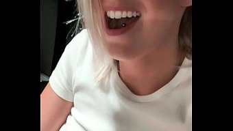 露天自慰:紧致的阴道...