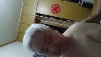 亚洲奶奶和爷爷在床上