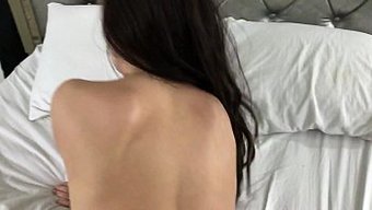 胸部和射精加罗尔:凯...