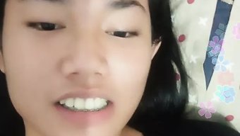 和一个美丽的女孩一起自慰