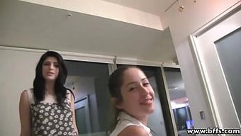 戴眼镜的小胸部少女被...