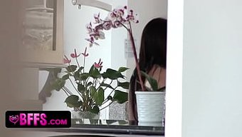继父和女儿的朋友参与...