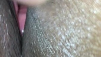 业余熟女被尿液填满她的阴道