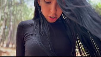 墨西哥少女在树林里勾...
