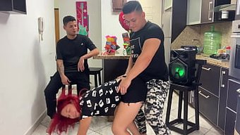 大奶美女从她的情人的...