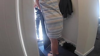 成熟的金发女郎勾引和...