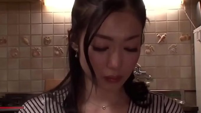 一个女人在肥皂地工作,一个亲密服务的地方。