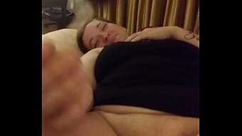 跨种族美女像棒棒糖一...
