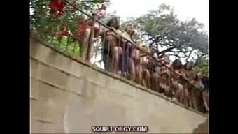 两个女孩在大自然中互相愉悦