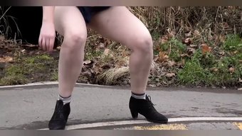 女孩们在公共场合变得湿润