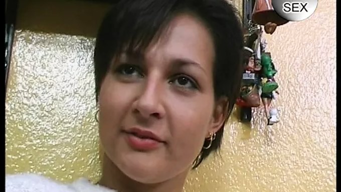 成熟的欧洲女人沉迷于震动棒的快感