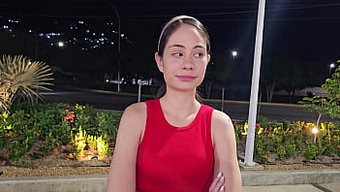 被困在路边的惊人女人...