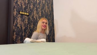金发少女穿着透明连衣...