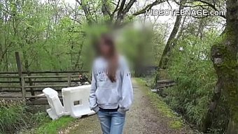 18岁的新面孔女孩在...