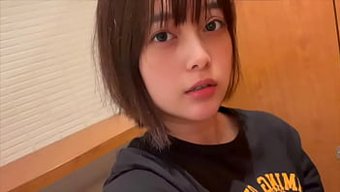 在浴室里自慰,因为一...
