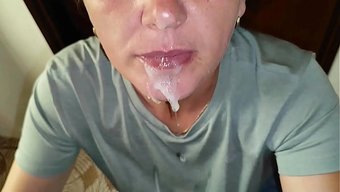 不忠的已婚熟女被一个...