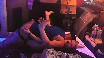 女友被男友抓住和另一...