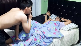 我操我继母的屁股,她看着我