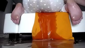 射精在乳房和屁股上:...