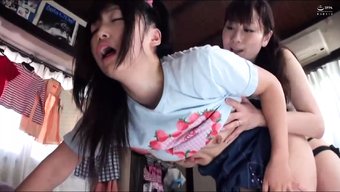 丰满的熟女和她的继女