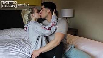 拉丁裔明星在宿舍里干...